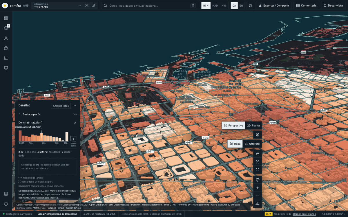 Barcelona de noche, con la densidad de cada sección censal pintada sobre los edificios