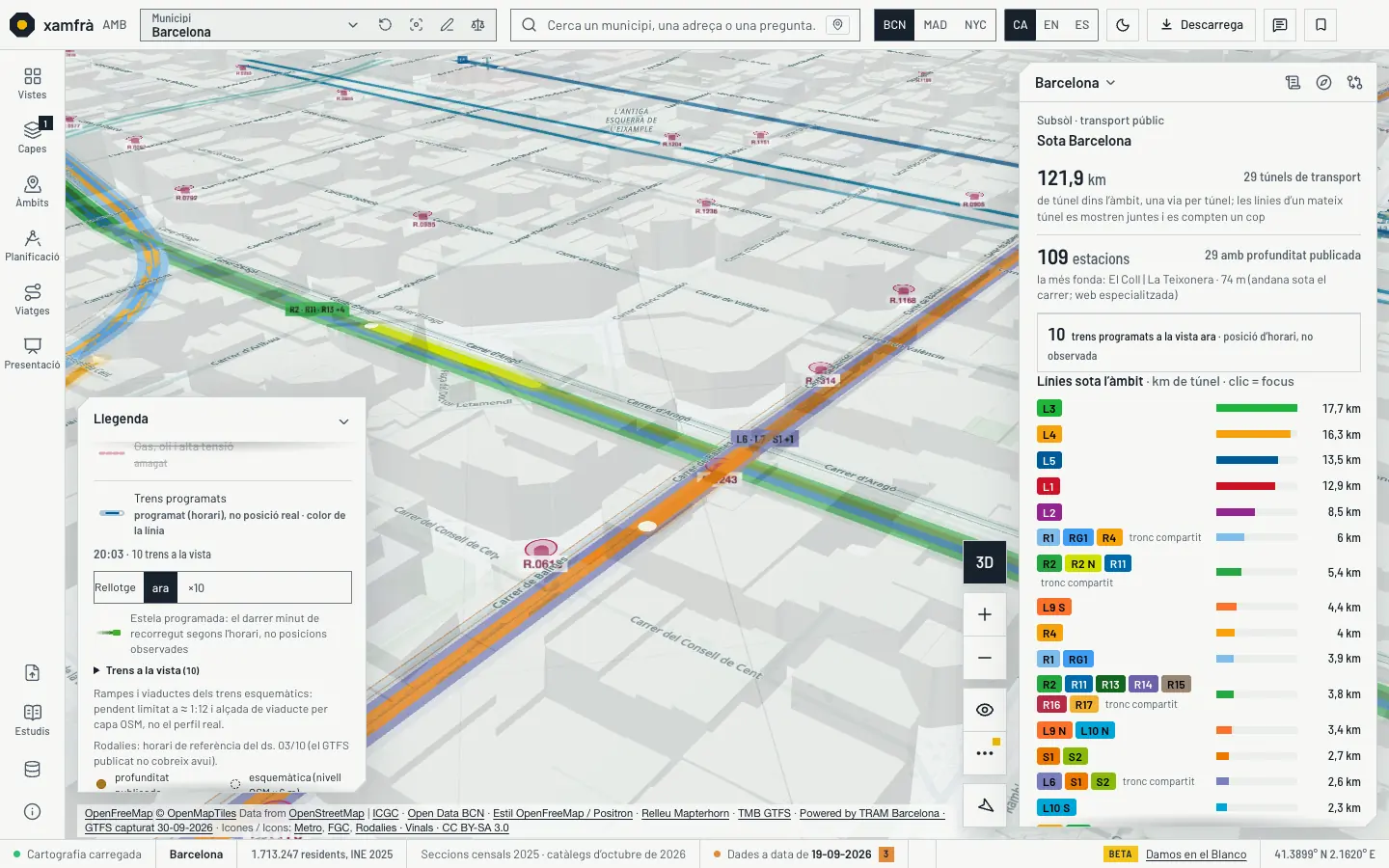 El mode Subsòl sota l’Eixample, al carrer d’Aragó amb Balmes, en 3D, a escala real i tema clar: els túnels de metro, FGC i Rodalies amb el color de cada línia sota els carrers, i els trens programats que hi circulen amb el cap blanc i una estela que marca el darrer minut de recorregut. A l’esquerra, el bloc de trens programats (20:03, 10 trens a la vista), el rellotge i la fila «Estela programada» amb la seva mostra; a la dreta, «Sota Barcelona»: 121,9 km de túnel, 109 estacions i els quilòmetres per línia.