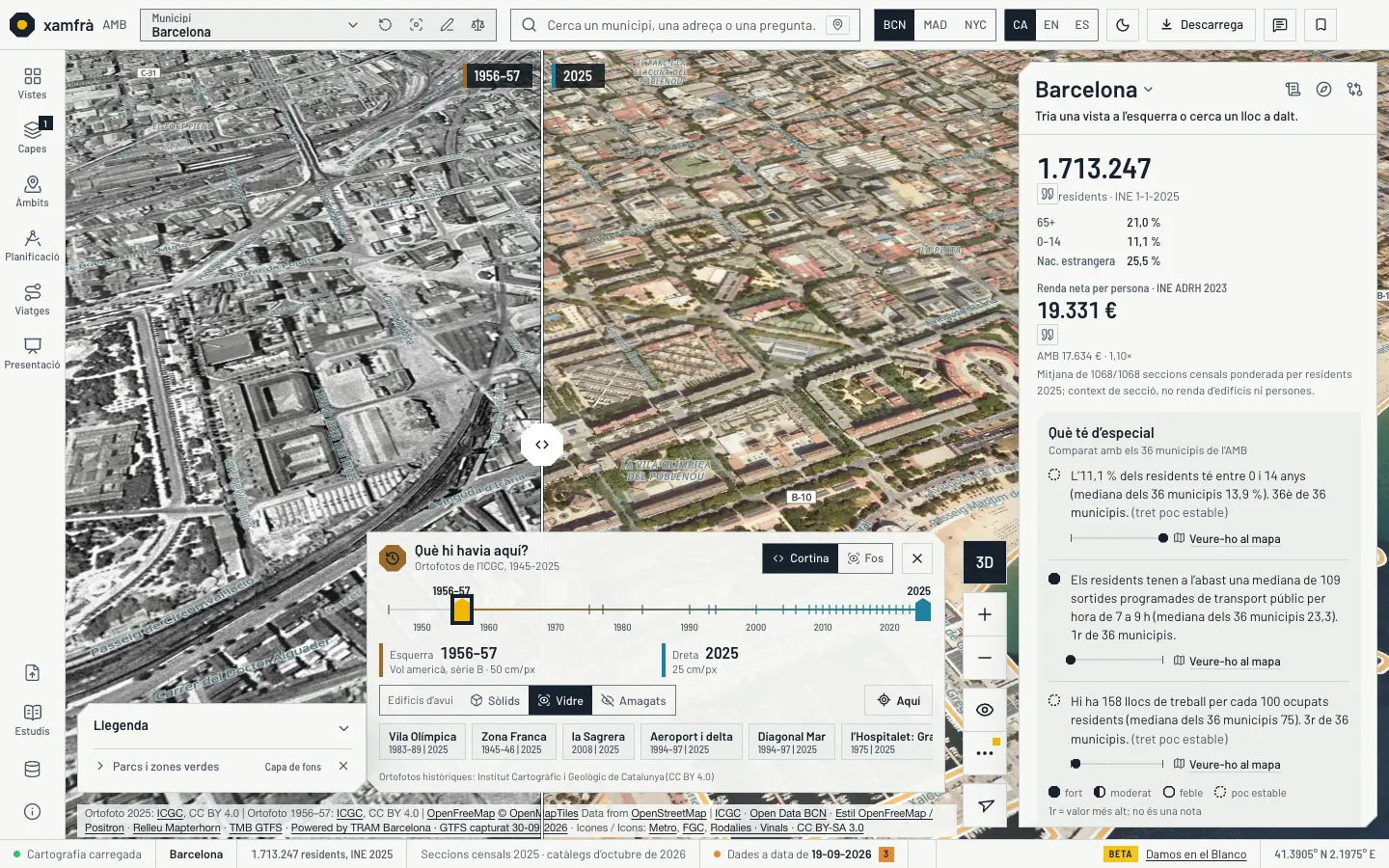 «Què hi havia aquí?» al Poblenou i la Vila Olímpica, en 3D i tema clar: una cortina parteix el mapa, amb l’ortofoto en blanc i negre del vol de 1956–57 a l’esquerra (naus, vies i fàbriques) i la del 2025 en color a la dreta (la Vila Olímpica, el port i les platges). A sota, la línia de temps dels vols 1945–2025 amb els dos anys triats, els modes «Cortina» i «Fos», com es veuen els edificis d’avui i llocs suggerits amb els seus parells d’anys.