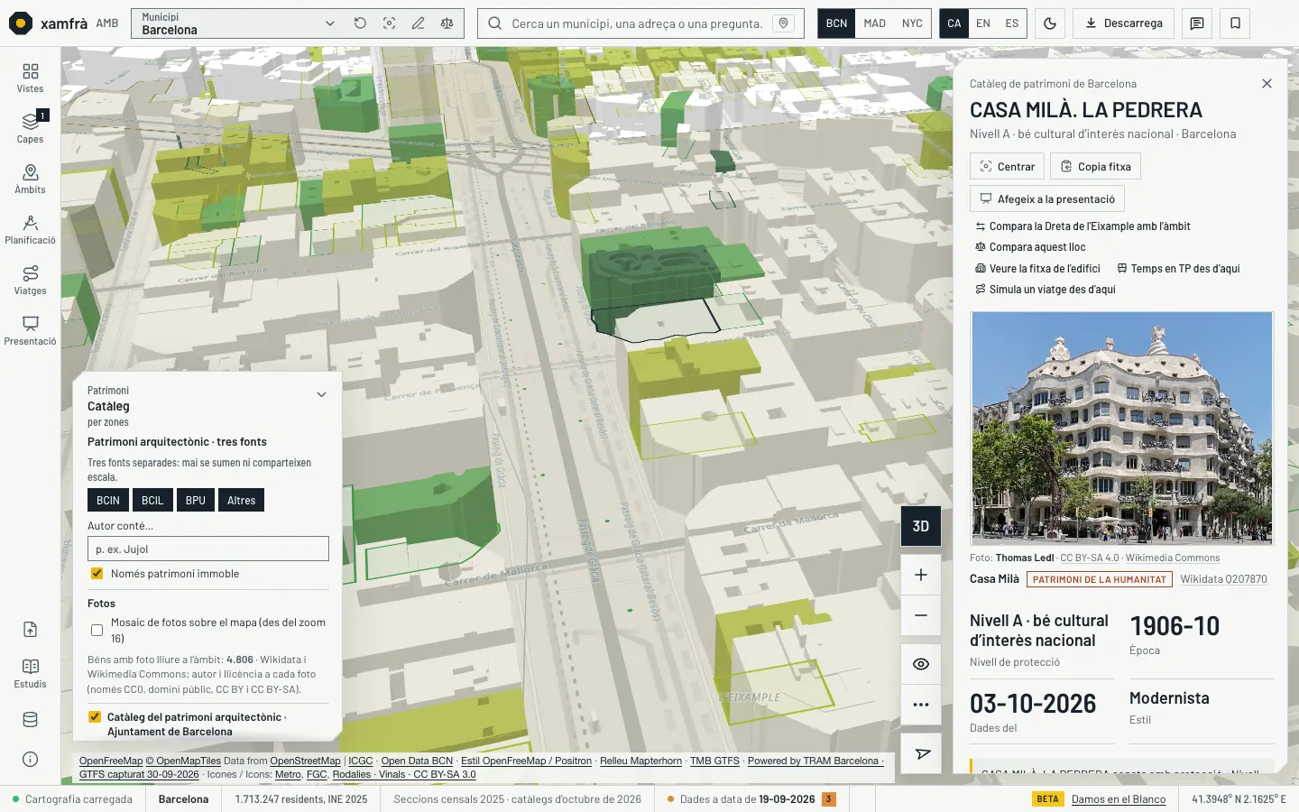 El passeig de Gràcia en 3D i tema clar, amb la vista del catàleg de patrimoni: els edificis protegits en verd segons el nivell, i la Casa Milà seleccionada. La fitxa de la dreta, «Casa Milà. La Pedrera», mostra la foto lliure amb el crèdit «Foto: Thomas Ledl · CC BY-SA 4.0 · Wikimedia Commons», el segell de Patrimoni de la Humanitat i les dades del catàleg (nivell A, 1906-10, modernista). A l’esquerra, els filtres de protecció i el mosaic de fotos.